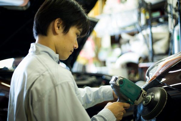 車の修理はどこでするのがお得？ディーラーか民間整備工場か