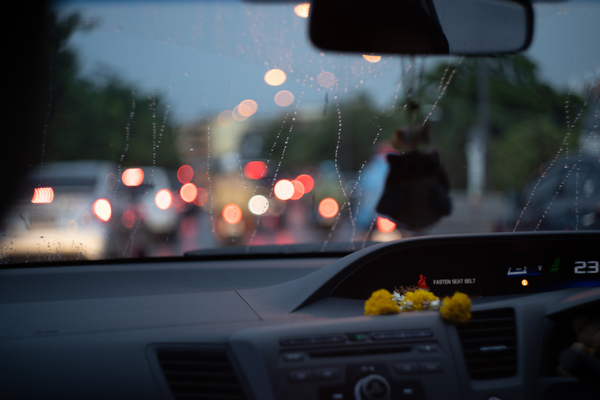 フロントガラスにコーティングをするメリットは？雨の日のドライブも快適！